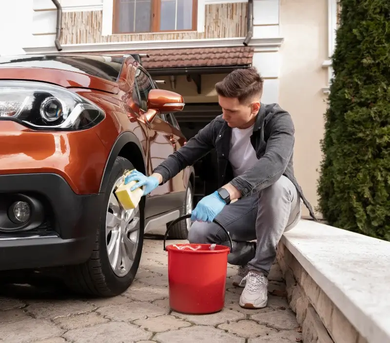 Lavage auto à domicile Livernon : professionnel intervenant sur un véhicule